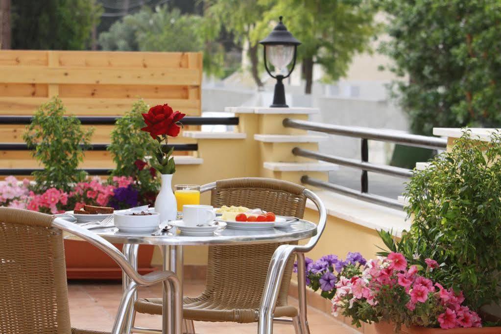 Crown Inn Hotel Nicosia Étterem fotó